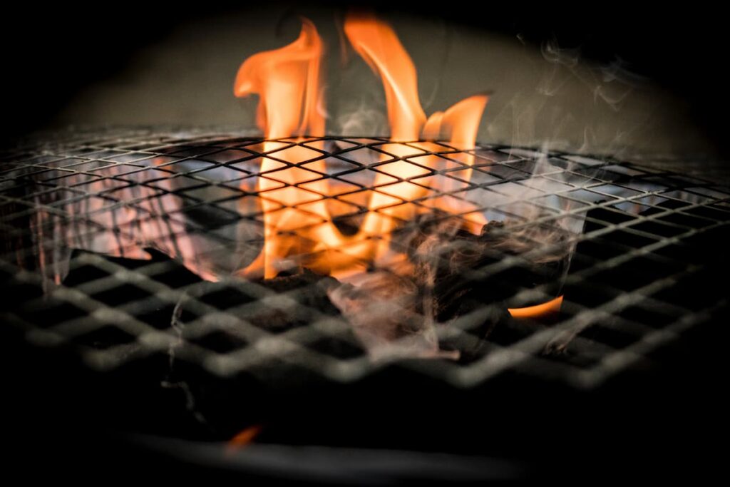 Uma imagem de fogo baixo de uma churrasqueira 