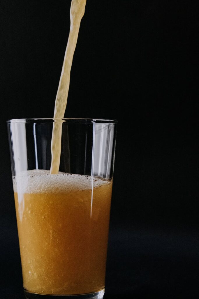 Um copo sendo preenchido com cerveja 