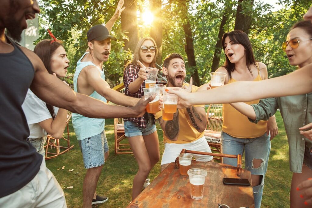 Grupo de amigos comemorando com cerveja e diversão