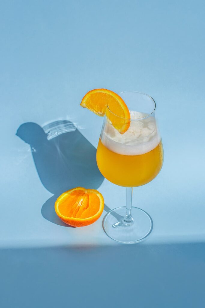 Copo de drink feito com laranja e corona 