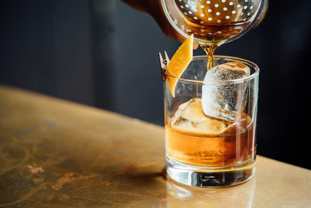 Whisky sendo servido em um copo