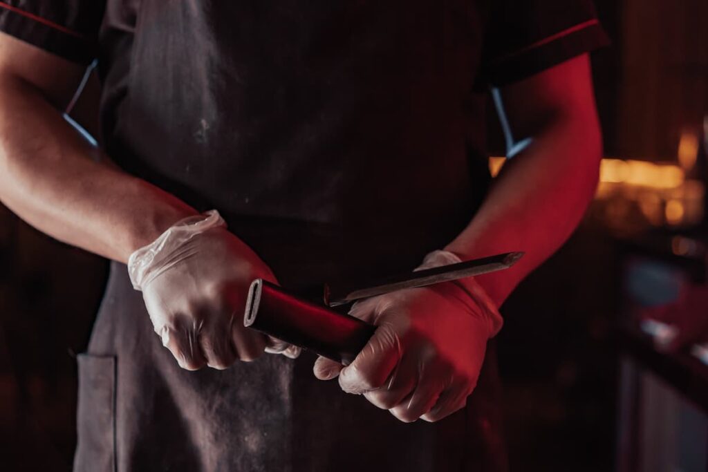Um cozinheiro amolando uma faca