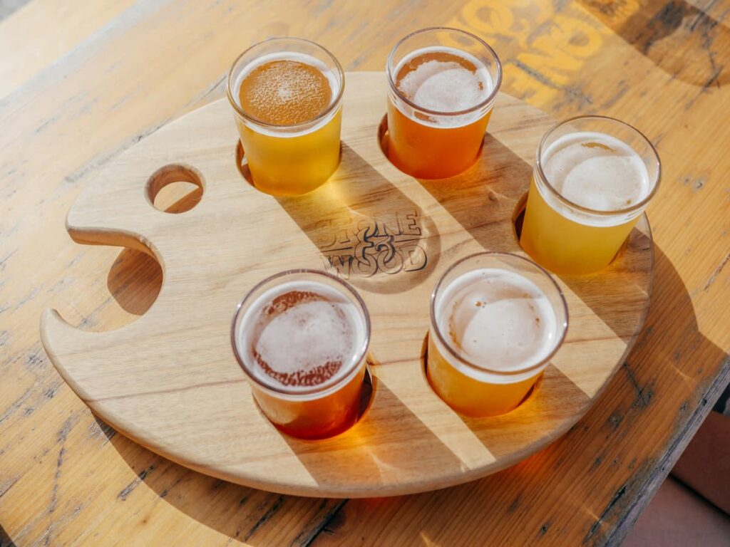 Uma tábua de madeira giratória, com copos de cerveja de diferente cores