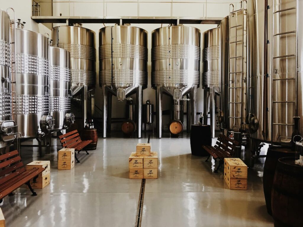 Fábrica de cerveja, com máquinas produzindo 
