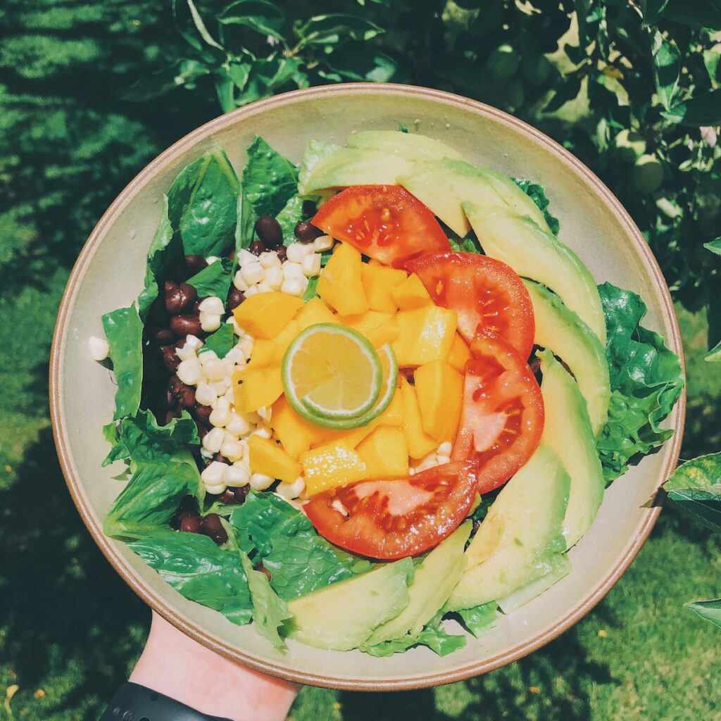 Salada de manga em um prato 
