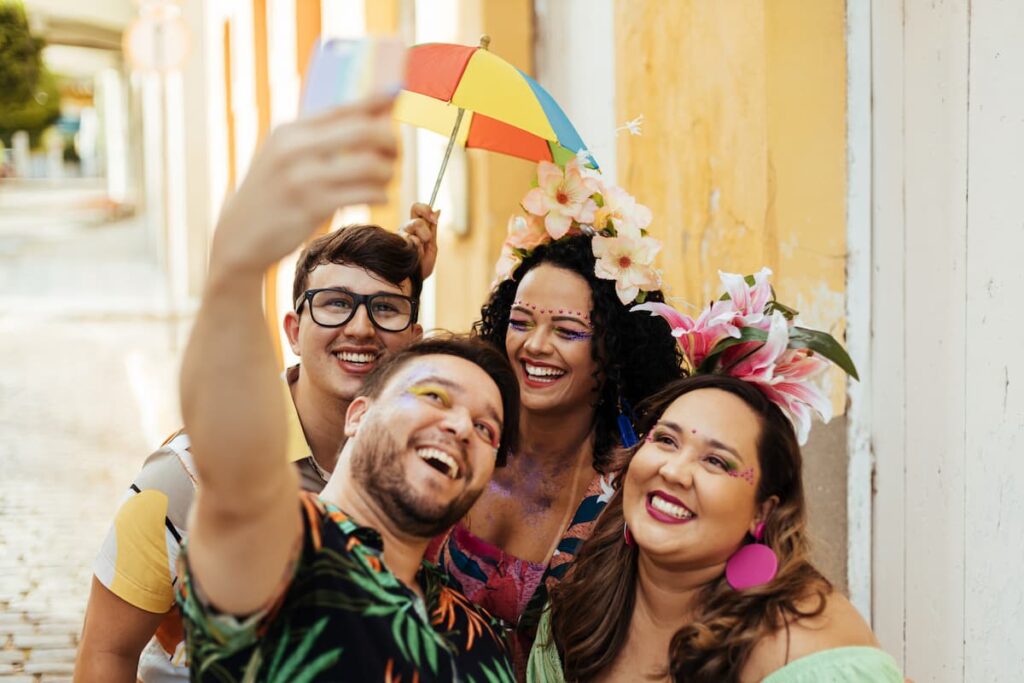 Amigos tirando uma selfie no bloco de carnaval
