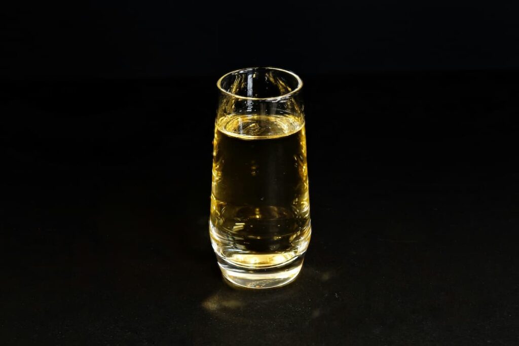 Um copo de cachaça em um fundo preto