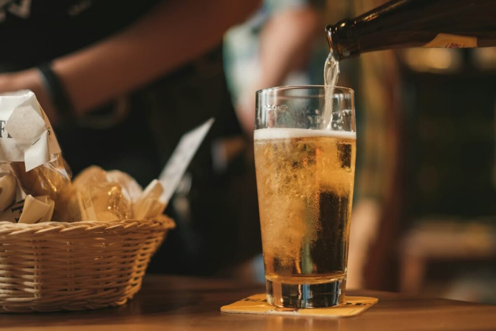 Uma pessoa colocando cerveja em seu copo
