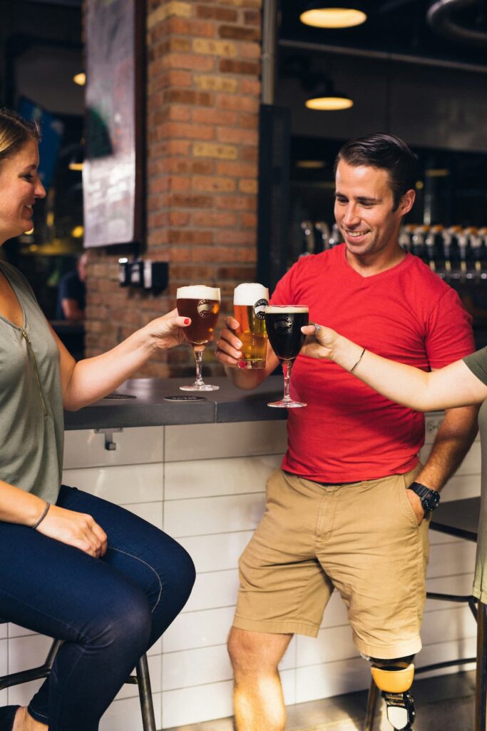 Dois amigos brindando com copos de cerveja