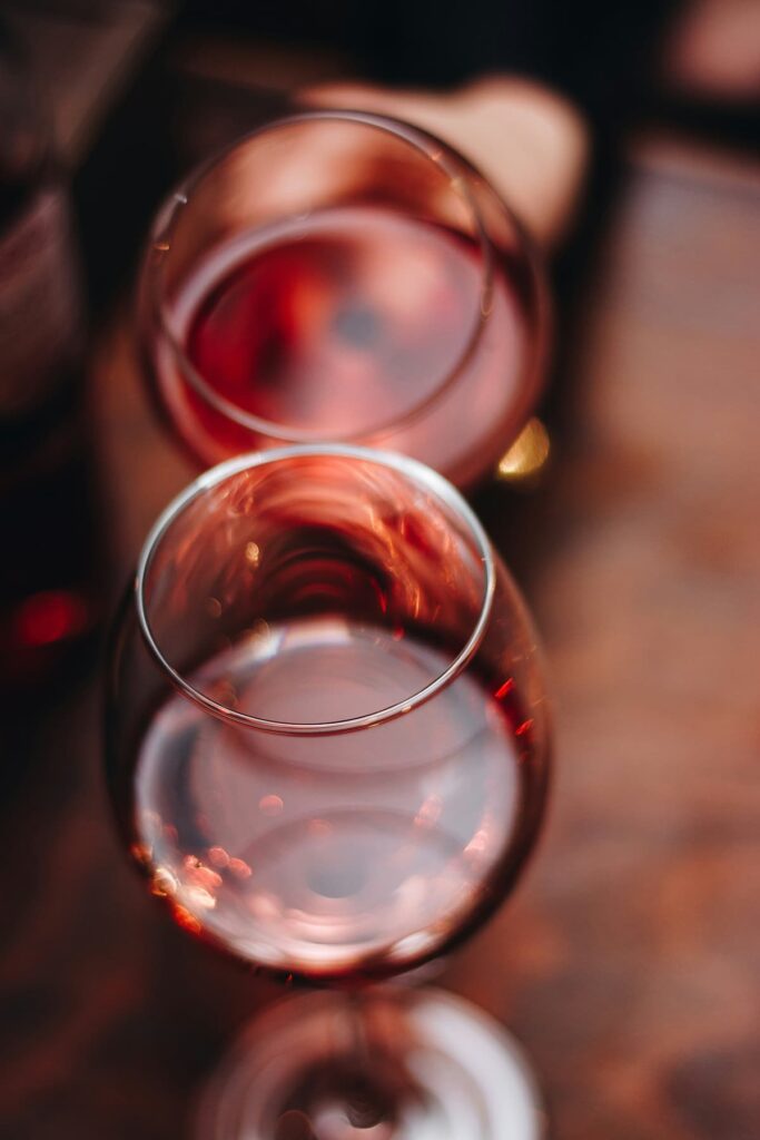 Duas taças de vinho rose