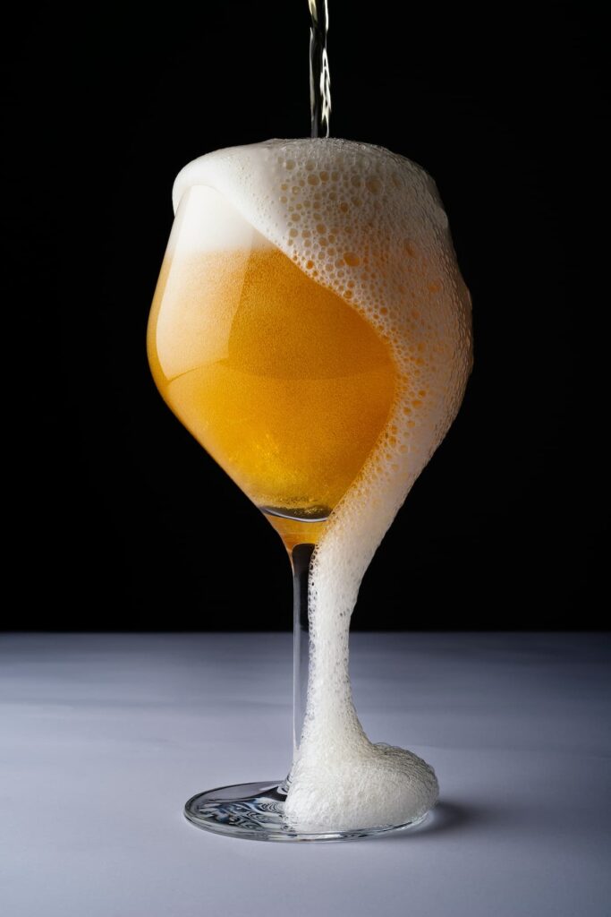 Um copo com cerveja escorrendo na mesa 