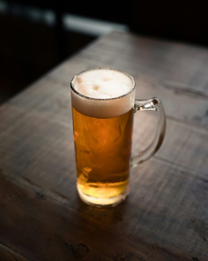 Uma caneca de cerveja em uma mesa de madeira 