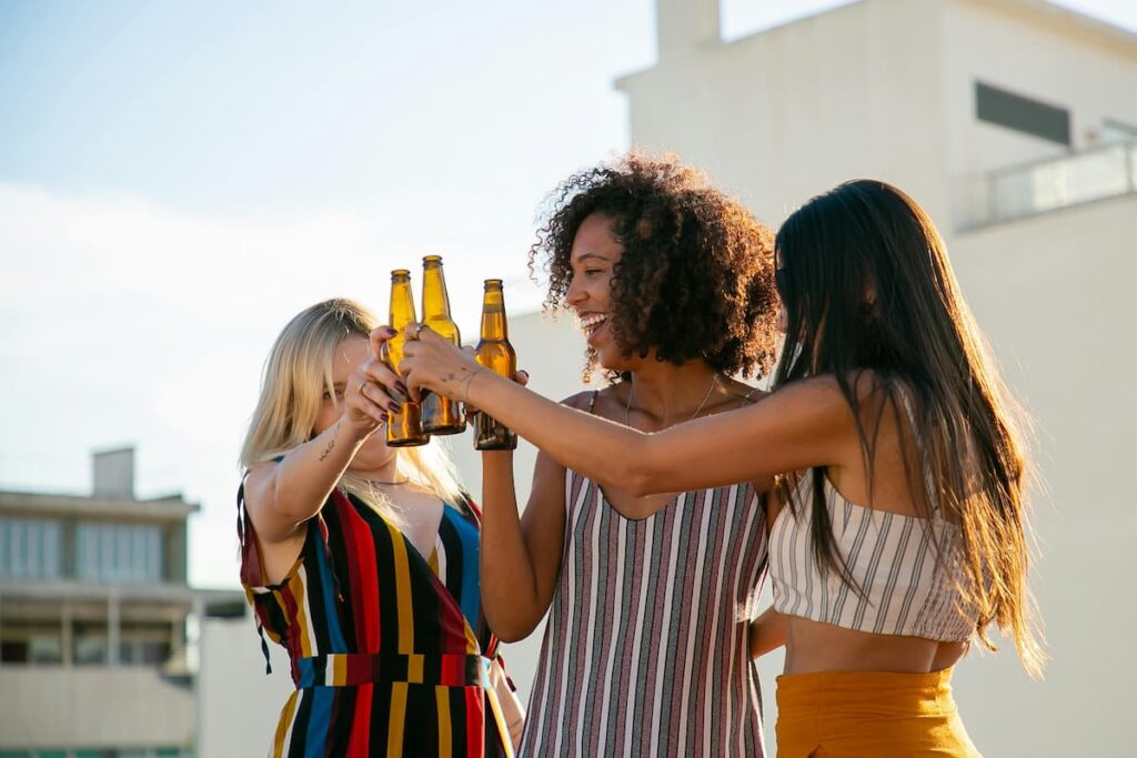 Filhas bebendo uma cerveja com a mãe 