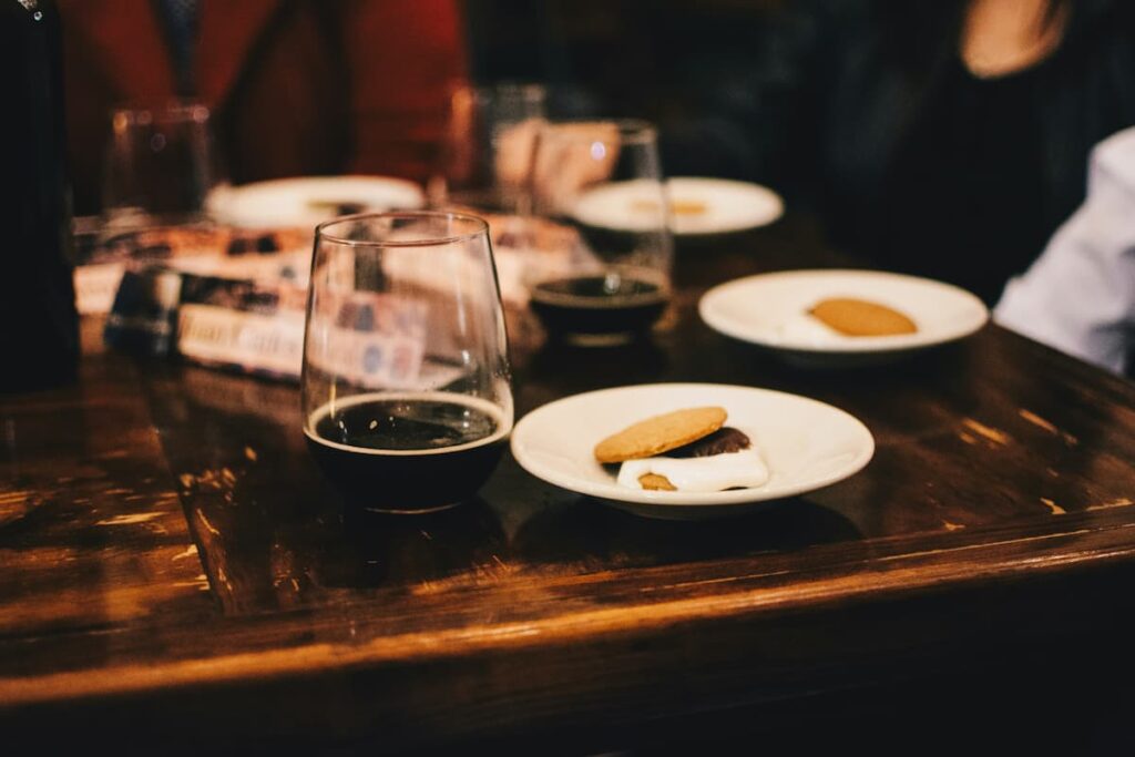 Dois copos com pouca cerveja preta 