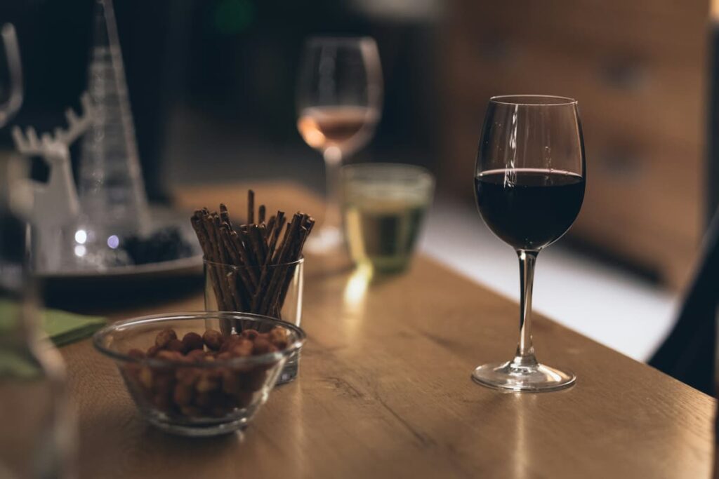 Taças de vinho em cima de uma mesa