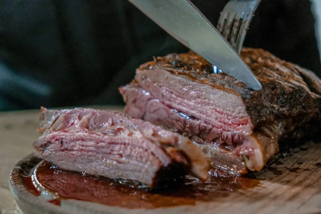 Foto de uma carne sendo fatiada.