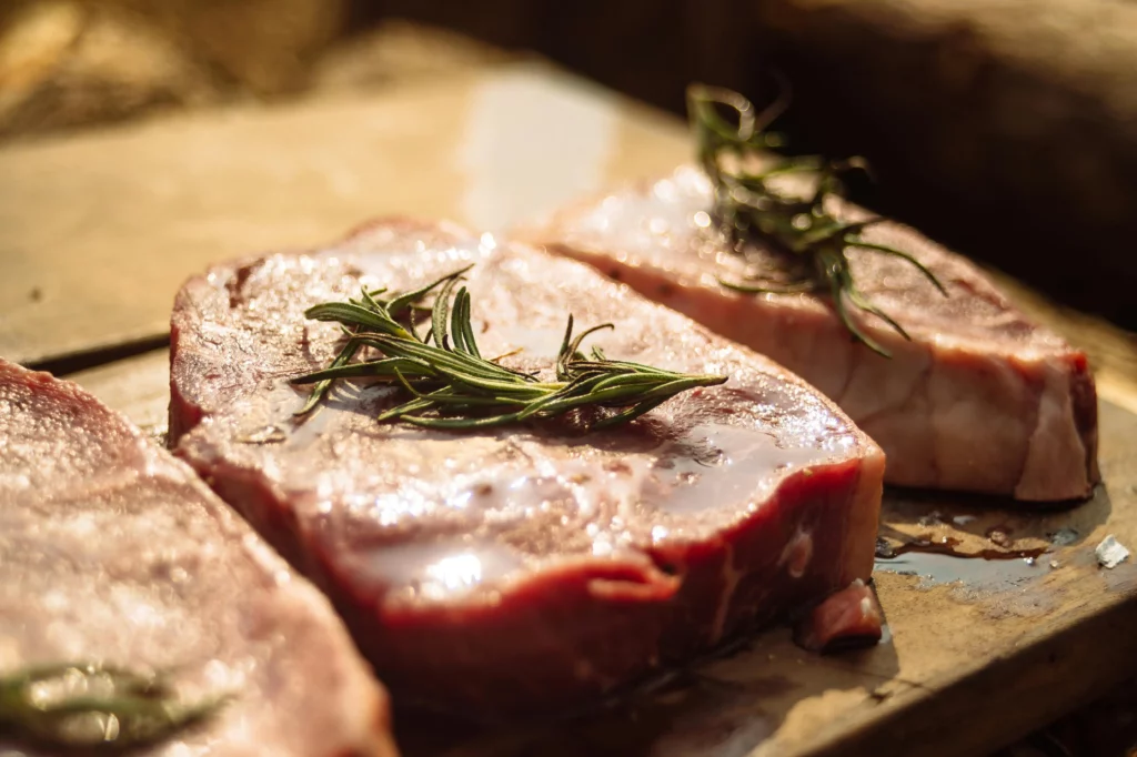 Foto de carne sendo temperada.