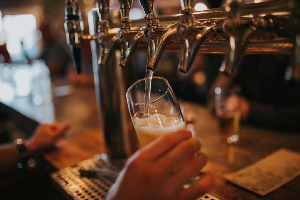 botando cerveja em um copo