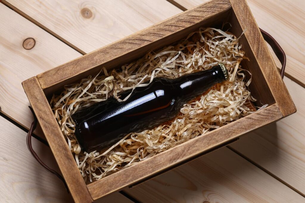 Uma caixa de madeira com uma garrafa de cerveja dentro