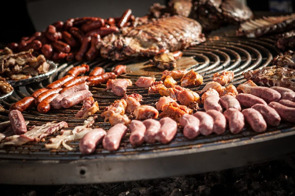 Carnes para um churrasco argentino na brasa sendo feitas