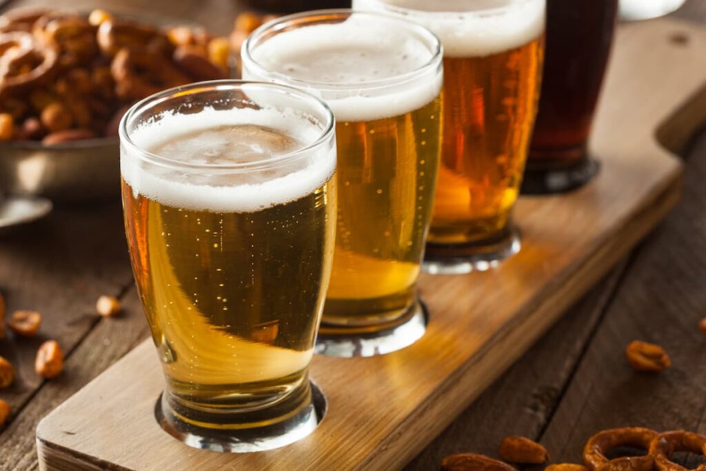 4 copos com diferentes tipos de cerveja