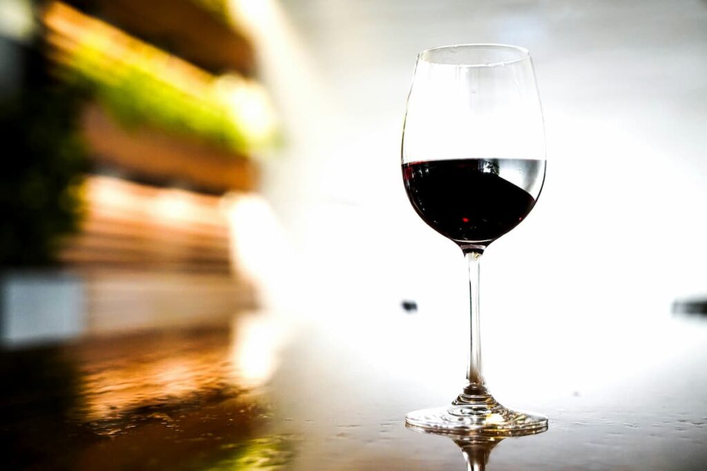 Uma taça de vinho em uma mesa