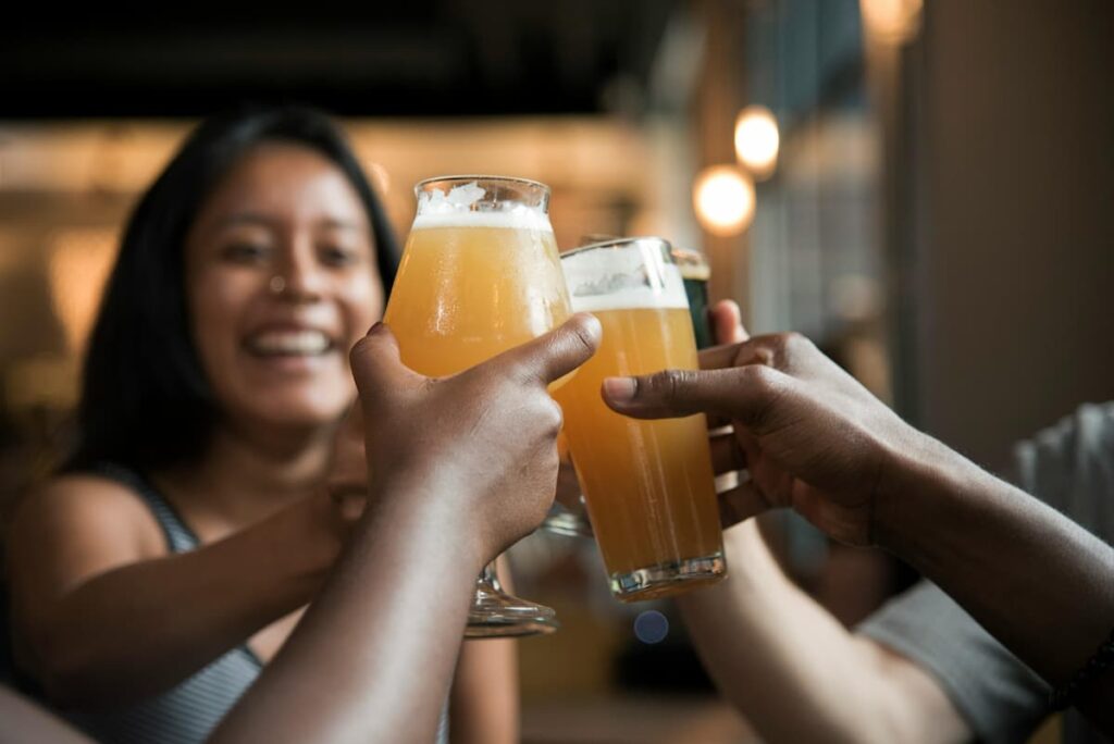 amigos brindando com copo de cerveja