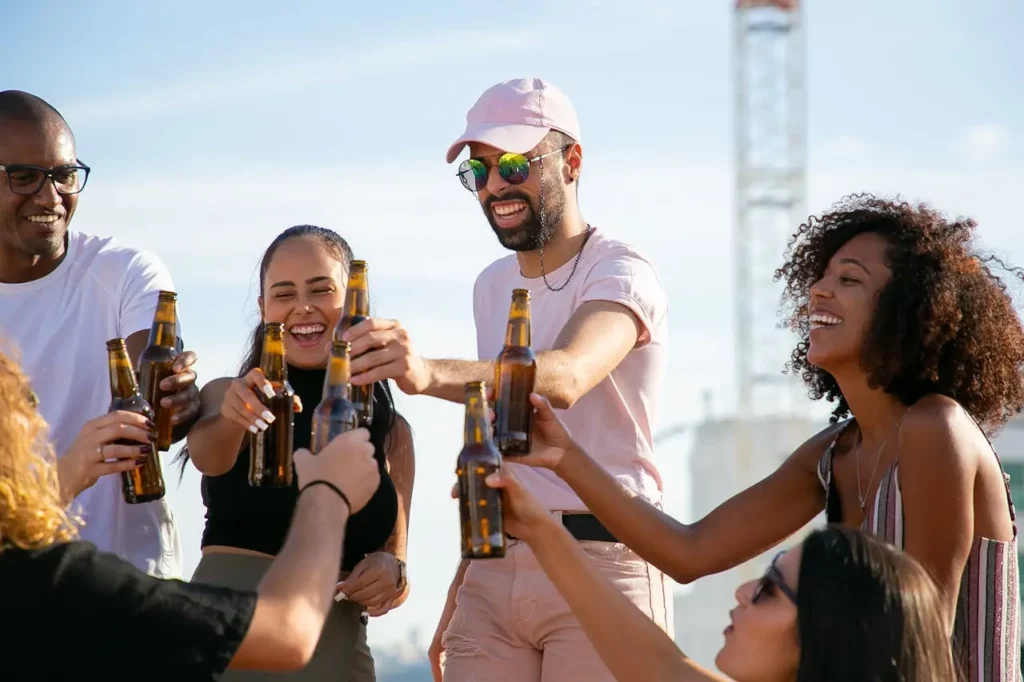 Quantidade de cerveja por pessoa: foto de um grupo de amigos brindando