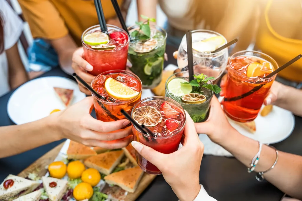 Como organizar um happy hour: foto de pessoas brindando