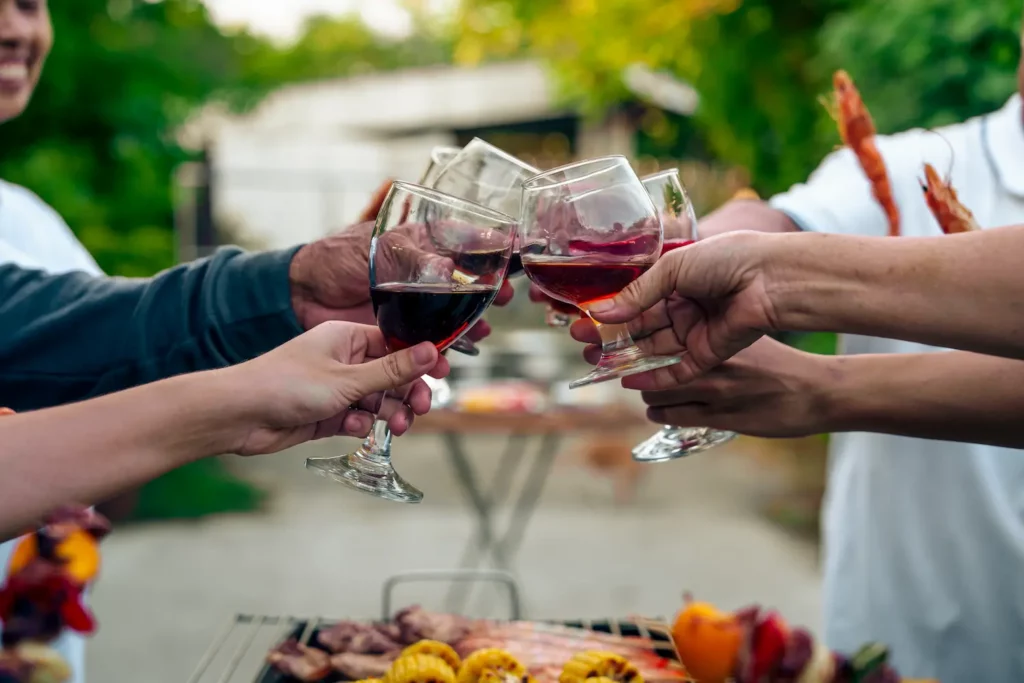 Foto de pessoas brindando com vinho