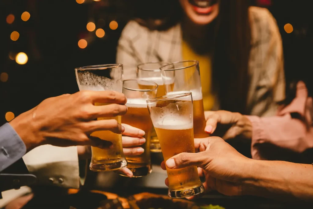 Foto de pessoas brindando com cerveja